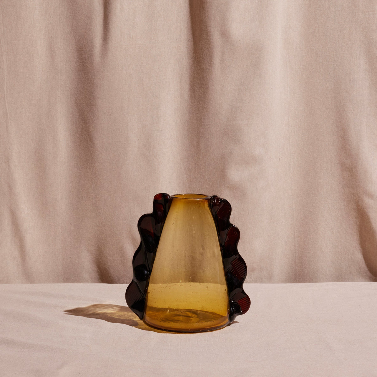 Sculptural Vases: How to Choose One That Holds a Room
